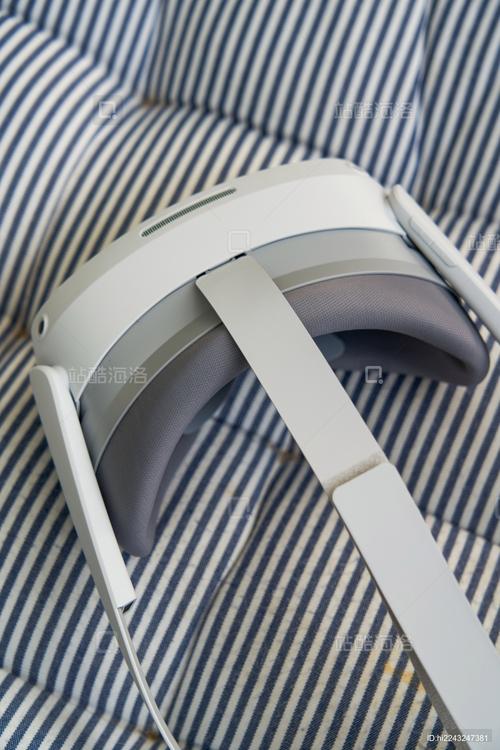 一台充满科技感的vr虚拟现实头戴显示器